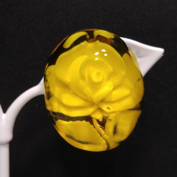 Vintage Yellow Lucite Flower Inside Clip Earrings, Yellow Clear, White Rose - Picture 3 of 10